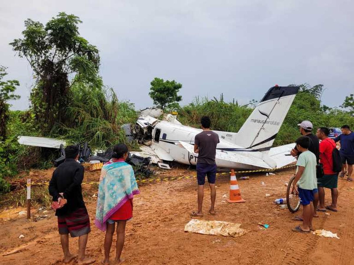 Lugareños observan la aeronave que cayó en la selva amazónica. No hubo sobrevivientes.