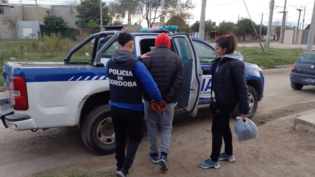 Uno de los detenidos ayer en los allanamientos que realizó la Departamental San Martín.