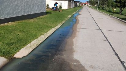 Jovita: con las cloacas colapsadas, el agua servida corre por las calles