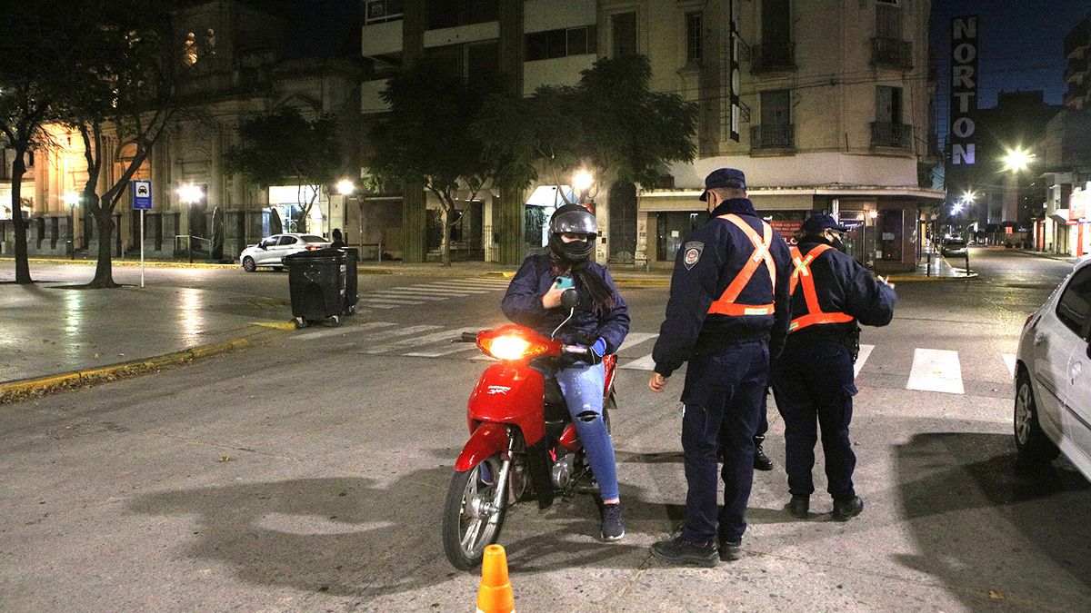 Los controles policiales se desplegaron en toda la ciudad.