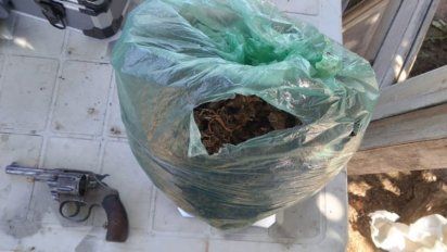 Fueron por violencia de género y encontraron 1,5 kilos de marihuana en Huinca