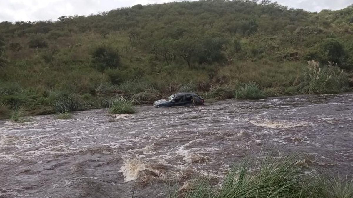 Importante creciente en Las Albahacas: el río arrastró un automóvil
