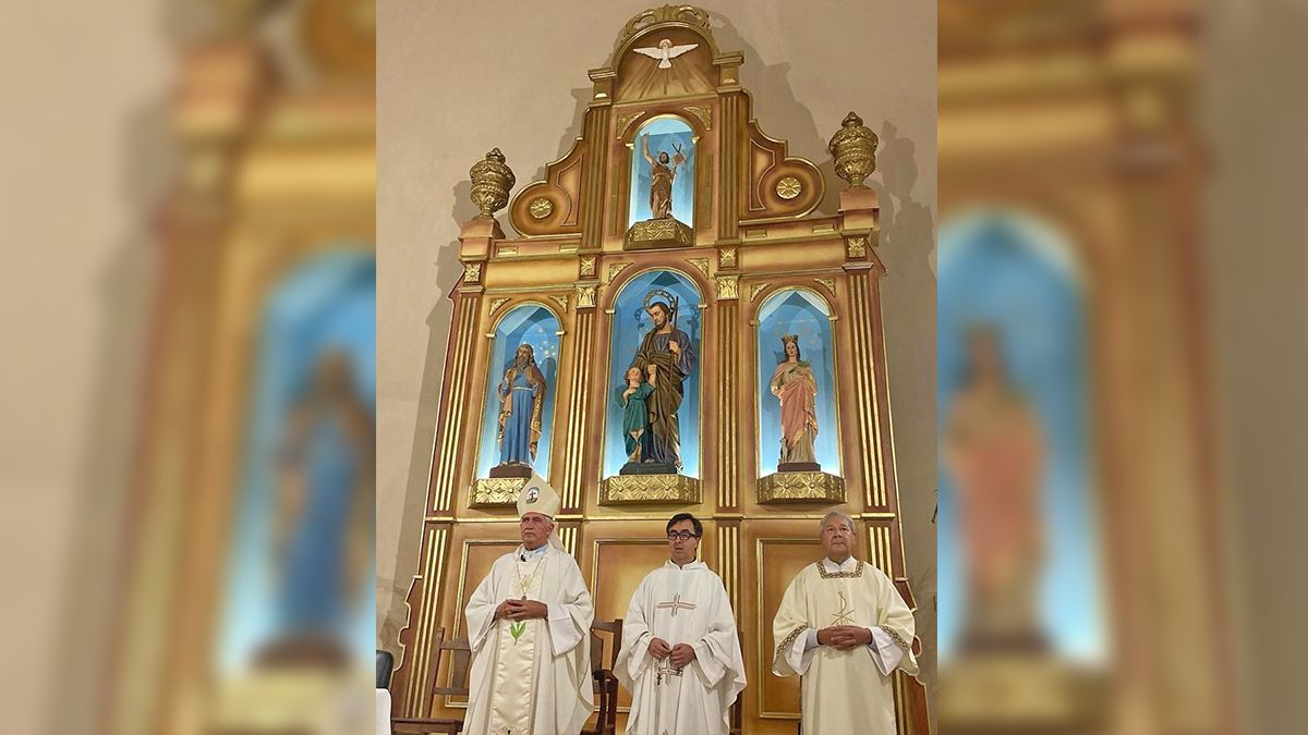 Uriona presidió la misa en la que se presentó el nuevo retablo.
