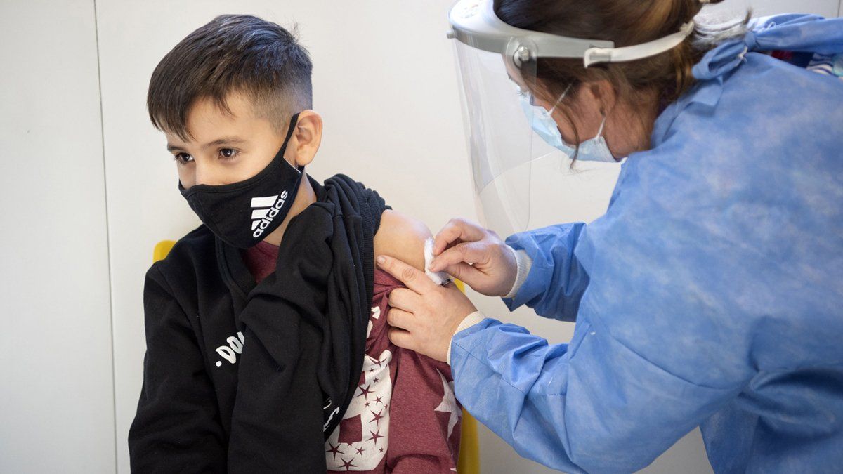 Poco más del 30% de los niños de entre 3 y 11 años recibió las dos dosis de la vacuna contra el coronavirus. 