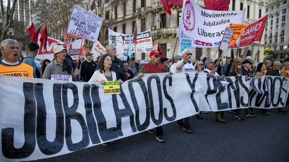 Los jubilados protestan en el Congreso mientras Patricia Bullrich negocia la reforma laboral de Milei