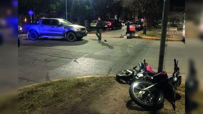Un motociclista resultó herido de gravedad tras colisionar con una camioneta