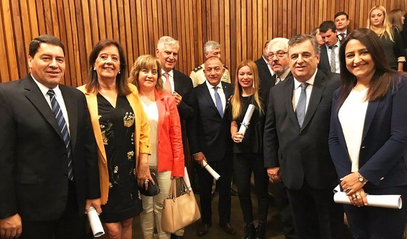 Diplomas a diputados. Los diputados cordobeses electos recibieron ayer el diploma por parte de la Justicia Electoral. Se trata de Mario Negri, Soher El Sukaria, Víctor Hugo Romero, Leonor Martínez Villada, Luis Juez y Adriana Ruarte (Juntos por el Cambio)