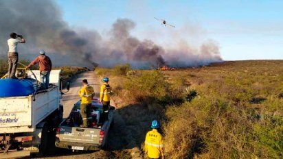 Brigadistas y dos hidrantes combaten un voraz incendio en el norte provincial