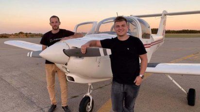 Se recibieron por primera vez dos pilotos comerciales de la ciudad
