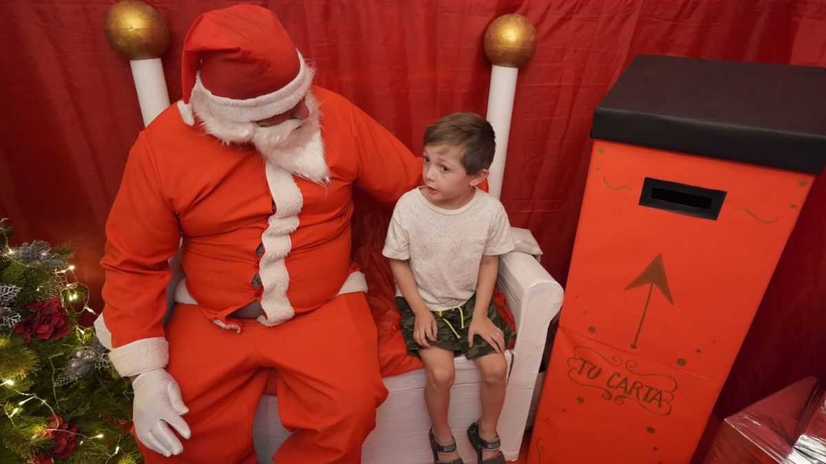 Papá Noel está en San Martín 71 en la Peatonal donde tiene su casita y espera a todos los niños para sacarse una foto. 
