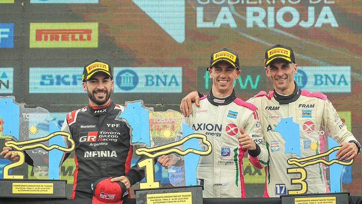 Julián Santero y los hermanos Leonel y Mariano Pernia en el podio de la segunda final del TC 2000 en La Rioja