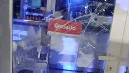 El adolescente rompió el vidrio de la puerta y entró a robar a la heladería.