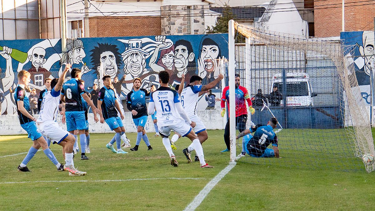 Tras el tiro de esquina ejecutado por Quiroga y desvío en el camino (el árbitro dijo que fue Cáceres) la pelota terminó en la red.