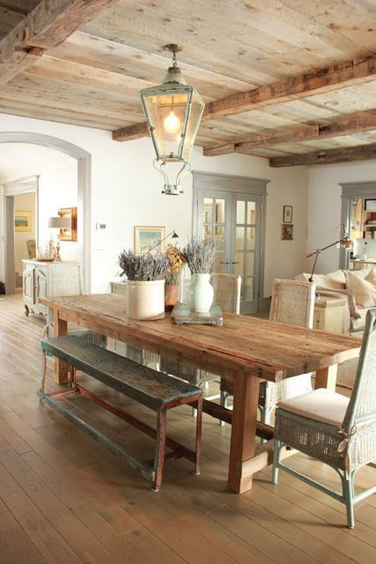 Es importante tener en cuenta el mobiliario que usemos, una s&oacute;lida mesa de madera envejecida es una gran opci&oacute;n para sumar - Imagen Pinterest