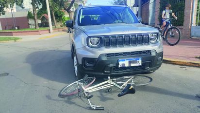 Un ciclista resultó herido tras ser chocado por un SUV