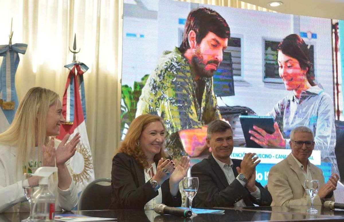 El viceintendente de Córdoba, Daniel Passerini, durante el acto junto con miembros del Iram.