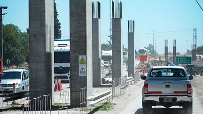 Llaryora supervisó la obra del altonivel de Ruta 36
