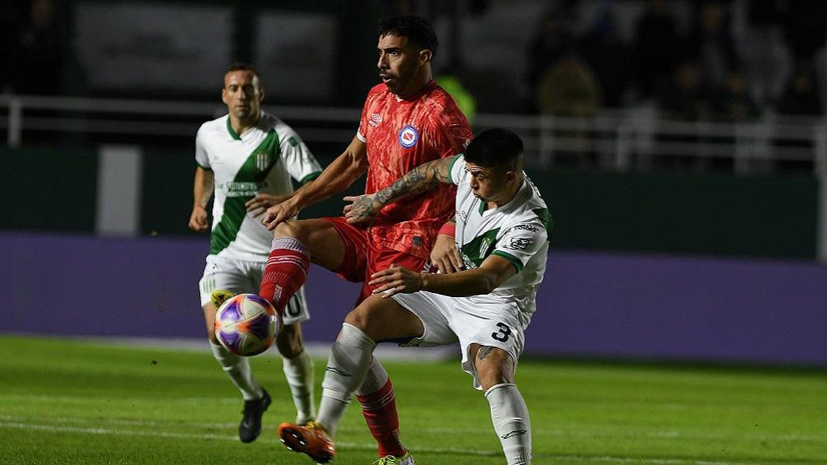 Banfield logró un triunfo clave sobre Argentinos para salir de zona de ...