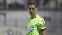 El árbitro Nicolás Lamolina.