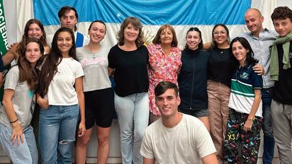 Jóvenes y adultos mayores, unidos en un gesto solidario en Laboulaye