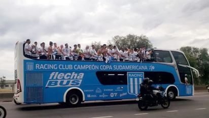 Racing partió hacia el Obelisco para mostrar la Copa Sudamericana a su gente