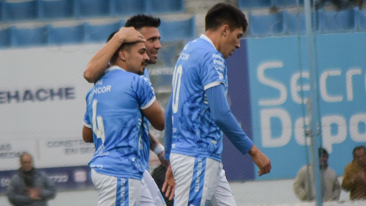 El festejo de Leonardo Flores, quien marcó su primer gol con la camiseta de Estudiantes