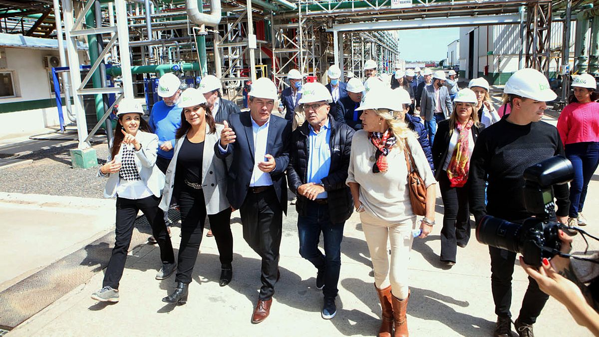 Los legisladores de las comisiones de Agricultura, Ambiente, Comunidades Regionales y Servicios Públicos recorrieron la planta luego de deliberar en un salón de la planta de Bio4. Foto: Matías Tambone