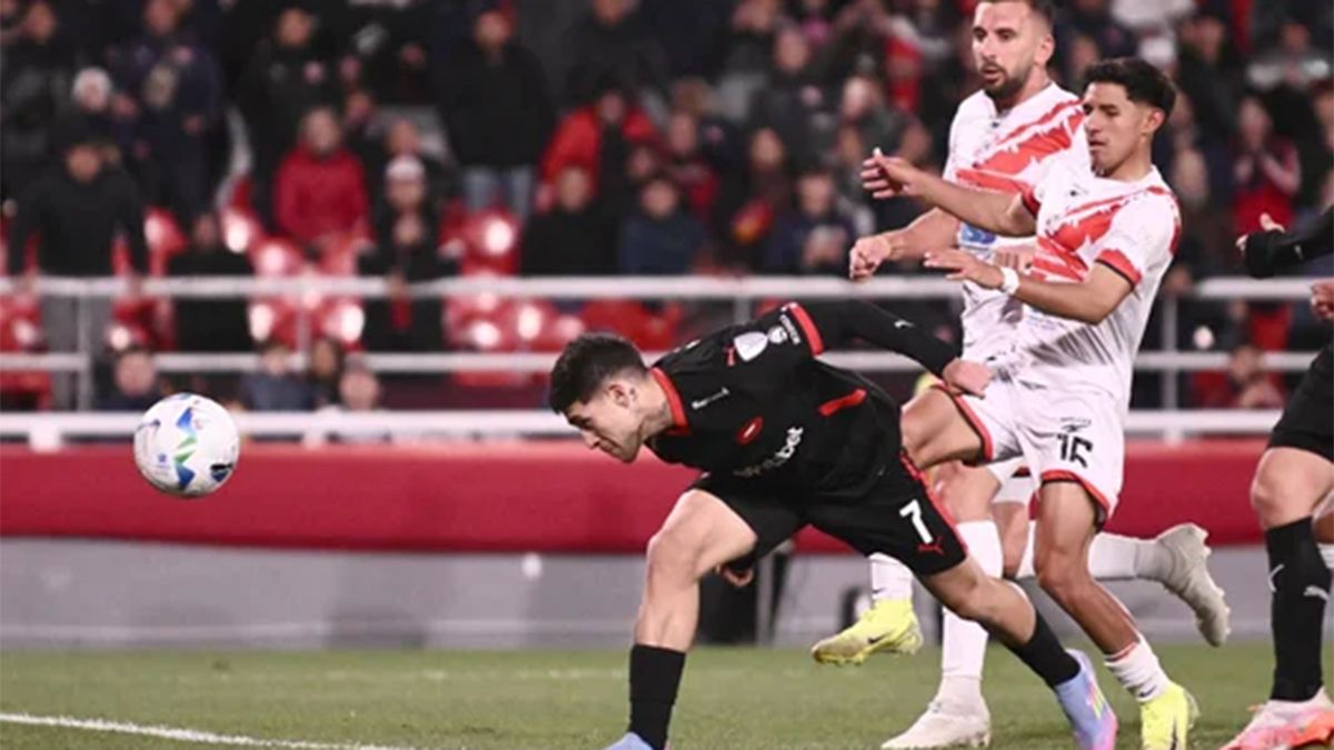 Santiago Montiel cabecea al gol, tras errar un penal, para abrir el marcador.