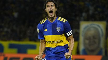 Cuando todo se oscurecía, Boca derrotó a Racing en el clásico y sueña con clasificar