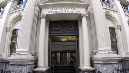 El Banco Central subió las tasas al 81% en medio de la tensión cambiaria