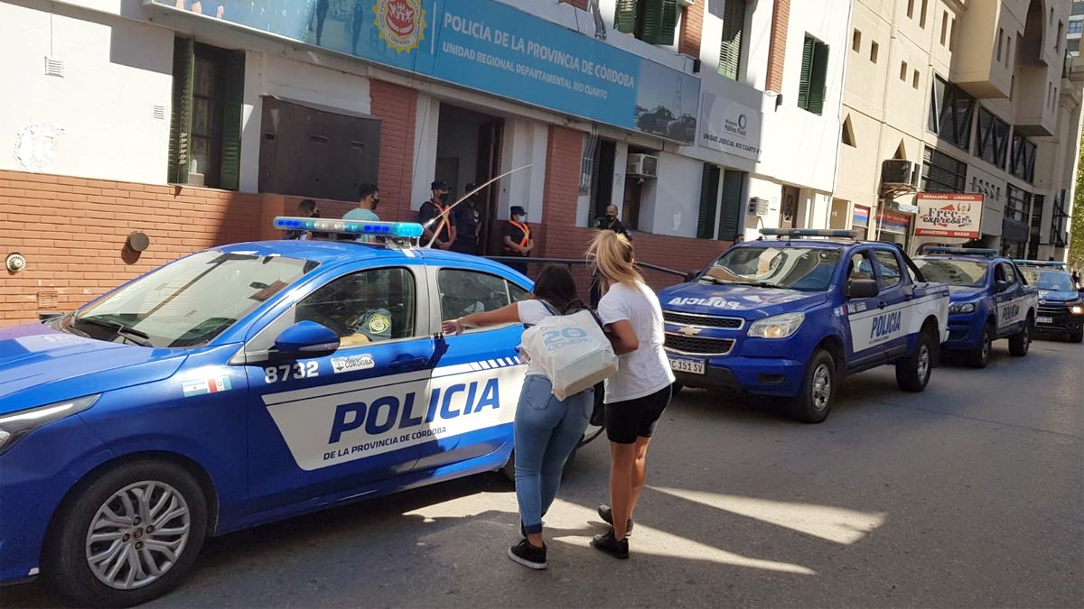 Familiares de los detenidos se mostraron conmovidos por la situación.