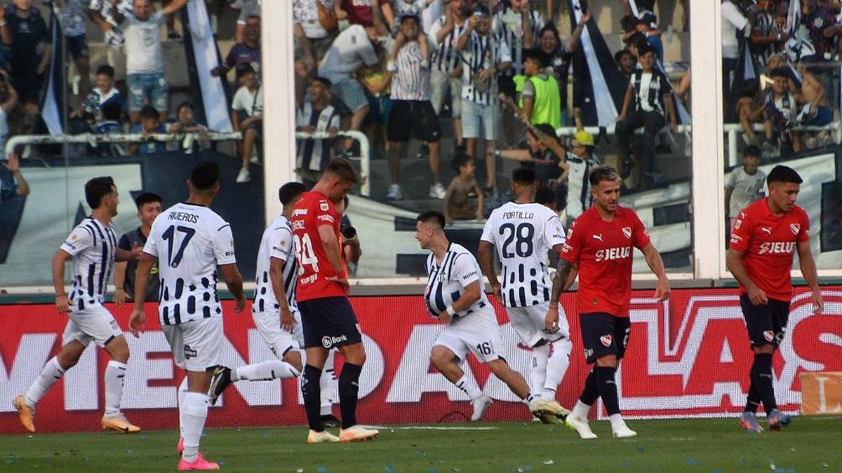 Valentín Depietri festeja su gol con la pelota bajo la camiseta. Talleres le ganó a Independiente 3 a 2 en el Kempes