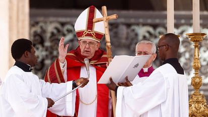 El Papa Francisco fue dado de alta y encabezó la misa del Domingo de Ramos