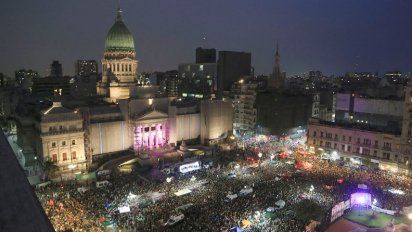 Masiva movilización alrededor del Congreso por el Día Internacional de la Mujer