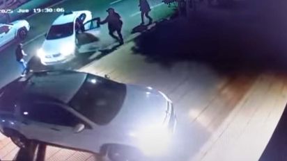 Intrépida fuga a bordo de un remís, por un bulevar y a contramano
