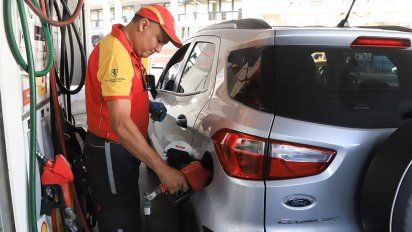 Las petroleras adelantaron una semana la suba de los combustibles
