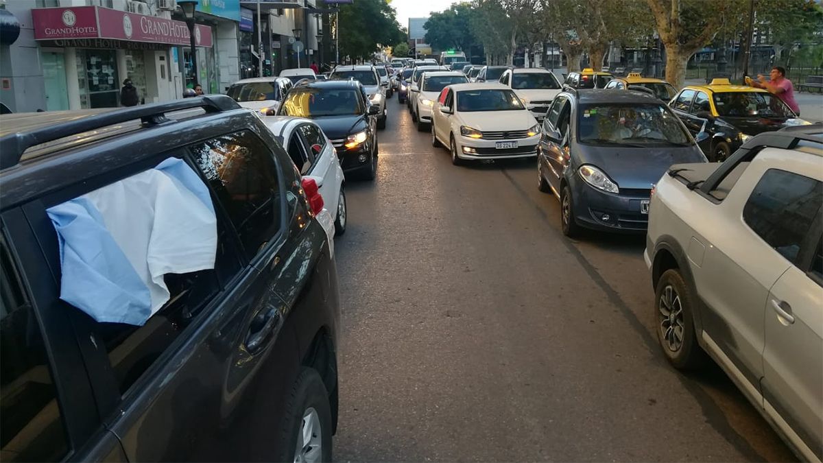Multitudinaria caravana de médicos en las calles de Río Cuarto.