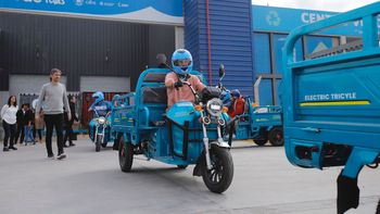 Los recuperadores, con las flamantes motocargas eléctricas.