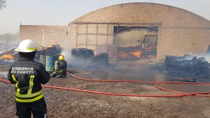 Un voraz incendio tomó un aserradero en horas de la siesta