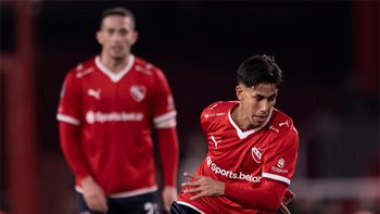 Maximiliano Meza controla la pelota durante el empate de Independiente.