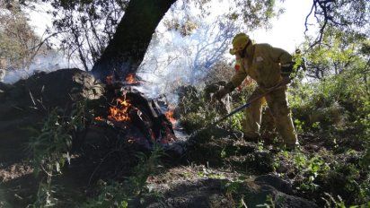 Un centenar de bomberos siguen luchando contra el fuego en Traslasierra