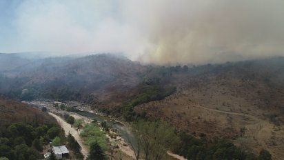 Trabajan intensamente para apagar el fuego en diversos puntos de Córdoba