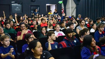 Chicos de escuelas primarias trabajan en la campaña para la elección del intendente y vice de los Niños