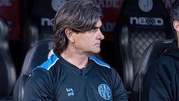 &nbsp;Forestello observa desde el banco el trabajo de su equipo. Ahora el plantel del León afina detalles pensando en Racing en el Candini.&nbsp;