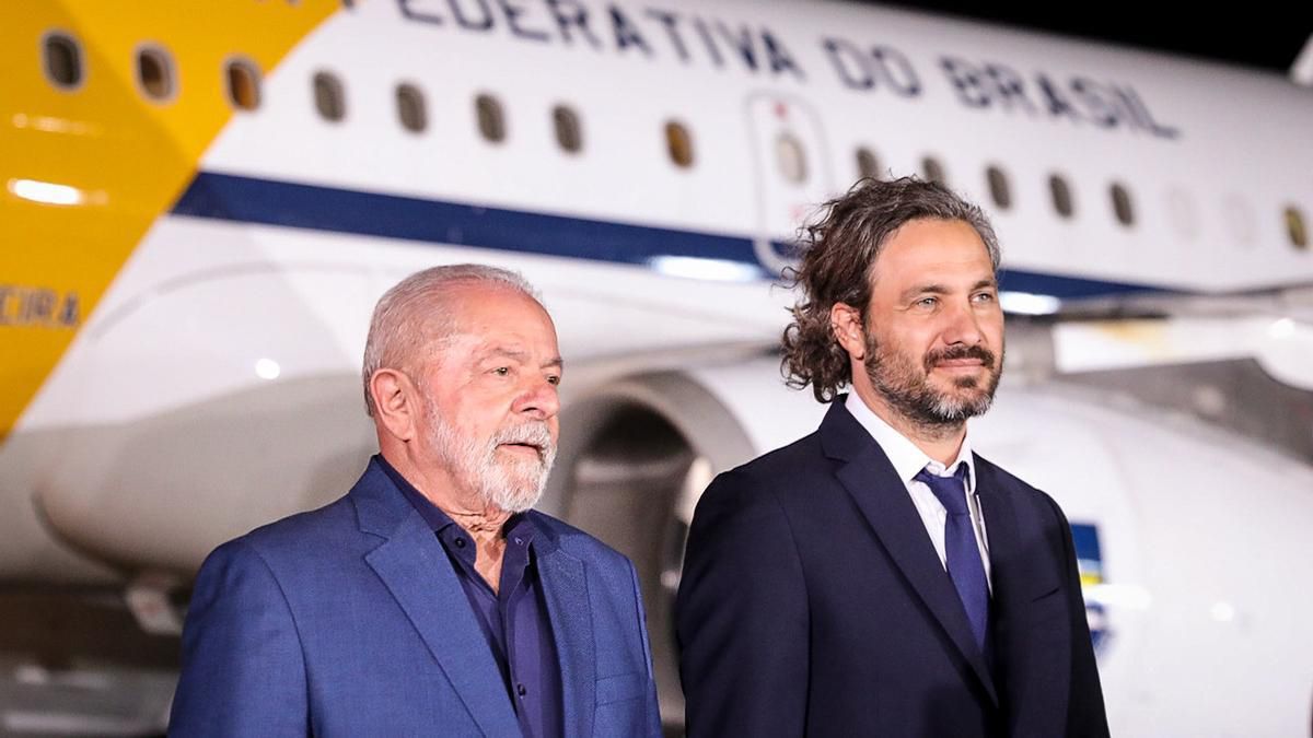 El presidente brasileño llegó en el avión oficial de su gobierno junto a su esposa