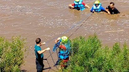 Rescataron a una mujer en medio de la crecida del río Cuarto
