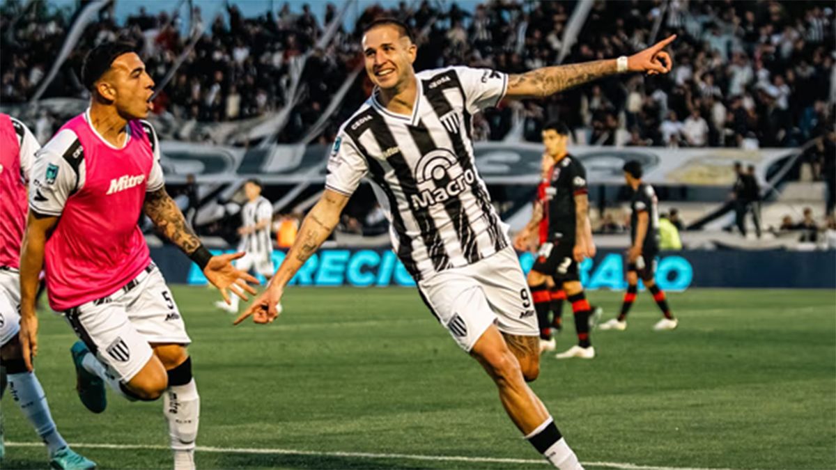 Agustín Módica festeja el único gol de la noche mendocina.