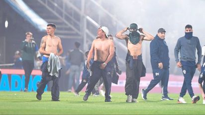 Un muerto por ataque cardíaco tras suspensión Gimnasia-Boca por incidentes entre hinchas y policías