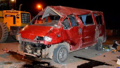 Dos muertos al volcar un utilitario con miembros de Remar en el norte de  Córdoba