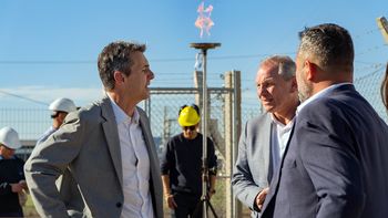 El ministro Sibilla, el intendente De Rivas y el presidente del Cecis, Iván Safadi, luego de encender la llama en el parque.